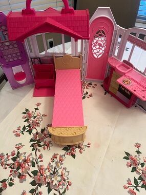 2014 Malibu Barbie Pink Fold-Out Dollhouse Playset with Kitchen and Bed